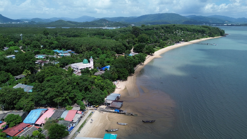 ขายที่ดินเปล่าติดชายหาด บนเกาะมะพร้าว เนื้อที่ 1 ไร่ 99.9 ตารางวา  ราคาเพียง 8 ล้านบาท ตำบลเกาะแก้ว อำเภอเมืองภูเก็ต จังหวัดภูเก็ต