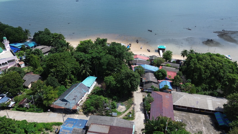 ขายที่ดินเปล่าติดชายหาด บนเกาะมะพร้าว เนื้อที่ 1 ไร่ 99.9 ตารางวา  ราคาเพียง 8 ล้านบาท ตำบลเกาะแก้ว อำเภอเมืองภูเก็ต จังหวัดภูเก็ต